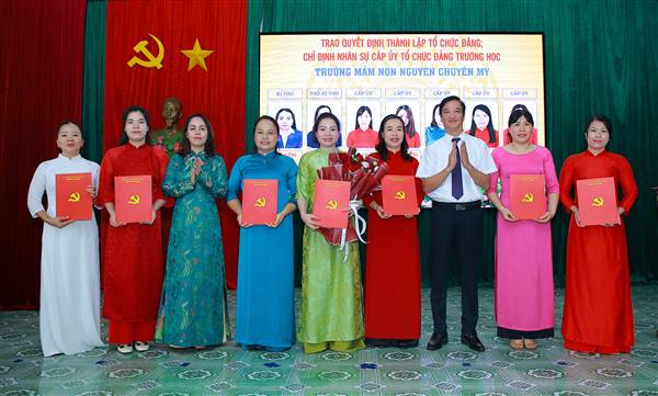 ĐẢNG ỦY XÃ AN HƯNG CÔNG BỐ CÁC QUYẾT ĐỊNH THÀNH LẬP CÁC TỔ CHỨC ĐẢNG TRƯỜNG HỌC SAU SẮP XẾP, SÁP NHẬP 