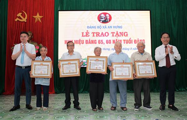 ĐẢNG BỘ XÃ AN HƯNG TỔ CHỨC LỄ TRAO TẶNG HUY HIỆU ĐẢNG ĐỢT 02/9
