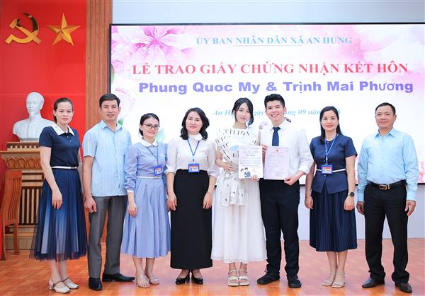UBND XÃ AN HƯNG TRAO GIẤY CHỨNG NHẬN KẾT HÔN, LAN TỎA HÌNH ẢNH “CHÍNH QUYỀN THÂN THIỆN”