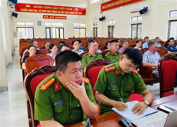 Hội nghị nghe báo cáo và cho ý kiến về công tác triển khai thực hiện Chỉ thị số 17/CT-UBND ngày 14/11/2025 của UBND thành phố