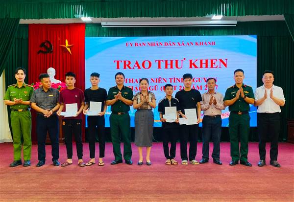  UBND xã An Khánh vui mừng đón nhận 06 thanh niên thôn Lương Câu đến trụ sở UBND xã tự nguyện viết đơn xin tình nguyện tham gia nghĩa vụ quân sự năm 2027