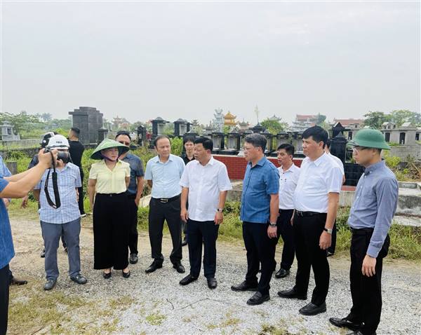 Đồng chí Lê Trung Kiên - Phó Chủ tịch UBND thành phố, cùng đoàn công tác của thành phố đã đi kiểm tra tiến độ thực hiện và công tác giải phóng mặt bằng (GPMB) Dự án đầu tư xây dựng tuyến đường sắt Lào Cai – Hà Nội – Hải Phòng trên địa bàn xã An Khánh.