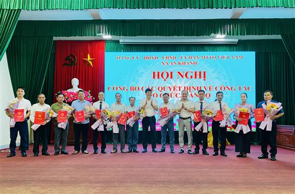 Xã An Khánh công bố các quyết định về công tác tổ chức, cán bộ và chuẩn y kết quả bầu trưởng thôn nhiệm kỳ 2025–2030