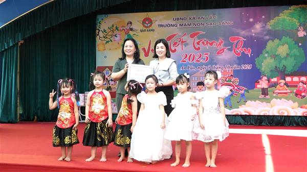 Đồng chí Ngô Thị Thanh Thủy, Bí thư Đảng ủy, Chủ tịch HĐND xã An Lão tặng quà Tết Trung thu cho các bé trường MN Sao Sáng