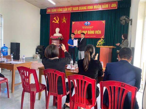 CHI BỘ THÔN NHỊ HẢI: KẾT NẠP ĐẢNG VIÊN MỚI, BỔ SUNG SỨC TRẺ CHO ĐẢNG