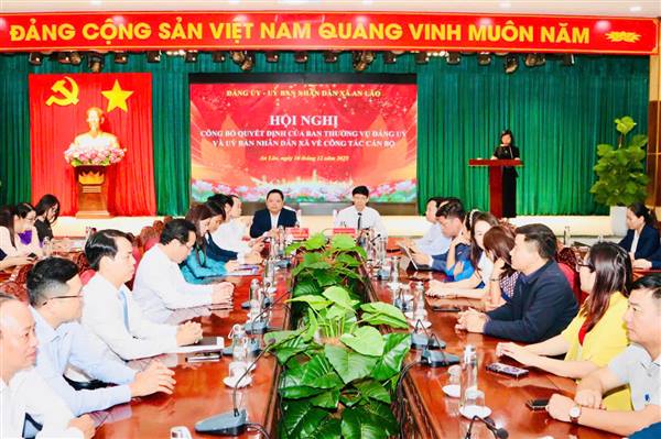 Xã An Lão công bố các quyết định về công tác cán bộ.