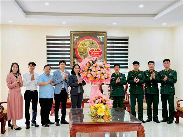 XÃ AN LÃO TỔ CHỨC CÁC ĐOÀN CÔNG TÁC THĂM, CHÚC MỪNG CÁC ĐƠN VỊ QUÂN ĐỘI NHÂN KỶ NIỆM 81 NĂM NGÀY THÀNH LẬP QUÂN ĐỘI NHÂN DÂN VIỆT NAM 22/12.