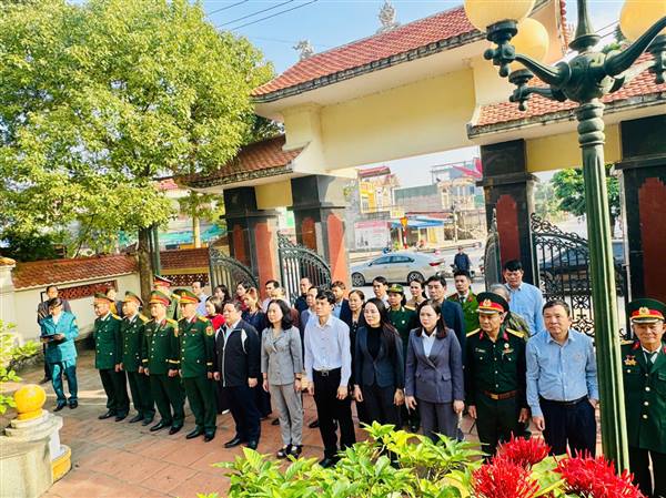 Lãnh đạo xã An Lão dâng hương tưởng niệm các Anh hùng liệt sĩ nhân kỷ niệm Ngày thành lập Quân đội nhân dân Việt Nam.