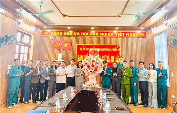 LÃNH ĐẠO XÃ AN LÃO TẶNG HOA CHÚC MỪNG BAN CHỈ HUY QUÂN SỰ XÃ NHÂN NGÀY 22/12.