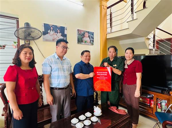 Đồng chí Đinh Thành Đồng - Phó Bí thư Đảng ủy - Chủ tịch UBND xã thăm, tặng quà người có công nhân trên địa bàn xã dịp 27/7