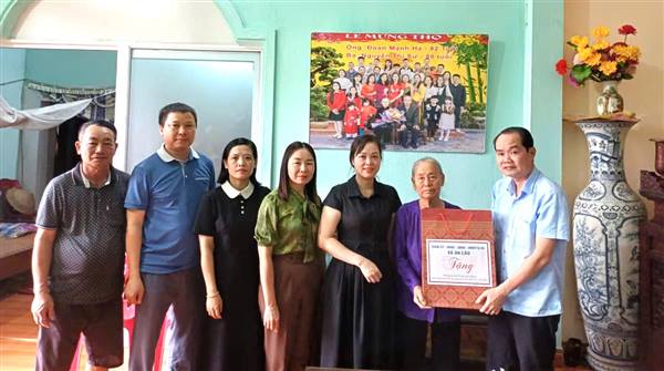 Các đồng chí lãnh đạo xã An Lão thăm tặng quà người có công với cách mạng nhân dịp kỷ niệm 80 năm Quốc khánh nước Cộng hòa Xã hội Chủ nghĩa Việt Nam