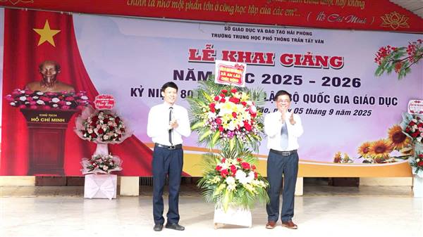 Đồng chí Nguyễn Văn Quang, Phó bí thư Thường trực xã dự khai giảng năm học mới tại Trường THPT Trần Tất Văn