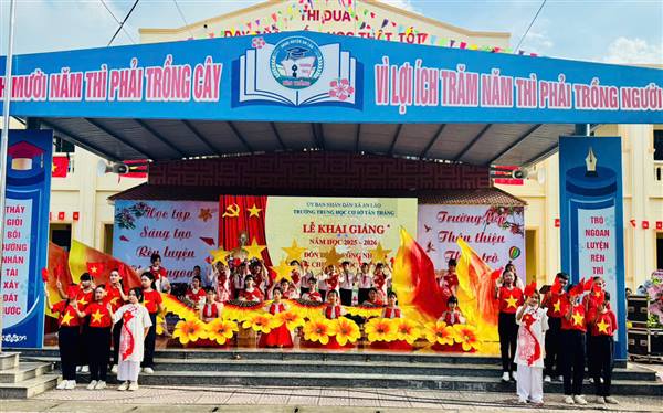 Đồng chí Ngô Thị Thanh Thuỷ, bí thư Đảng uỷ, Chủ tịch HĐND xã dự khai giảng năm học mới tại trường THCS Tân Thắng