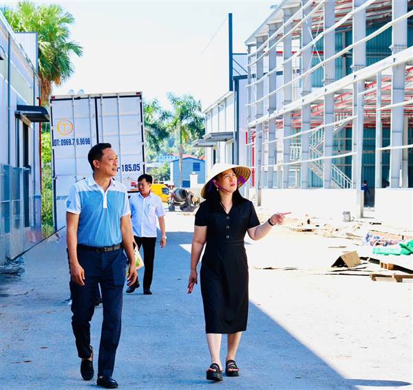 ĐOÀN KHẢO SÁT HĐND XÃ KHẢO SÁT THỰC TẾ TẠI CÔNG TY TNHH THƯƠNG MẠI NAM HUY.