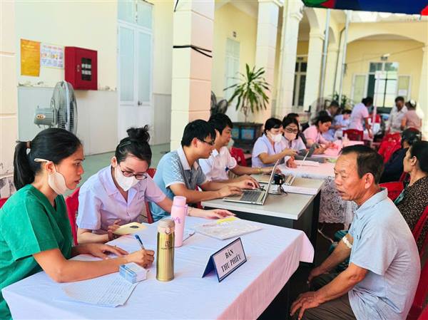 ĐOÀN SỞ Y TẾ KIỂM TRA TIẾN ĐỘ KHÁM SỨC KHỎE TOÀN DÂN TẠI XÃ AN LÃO