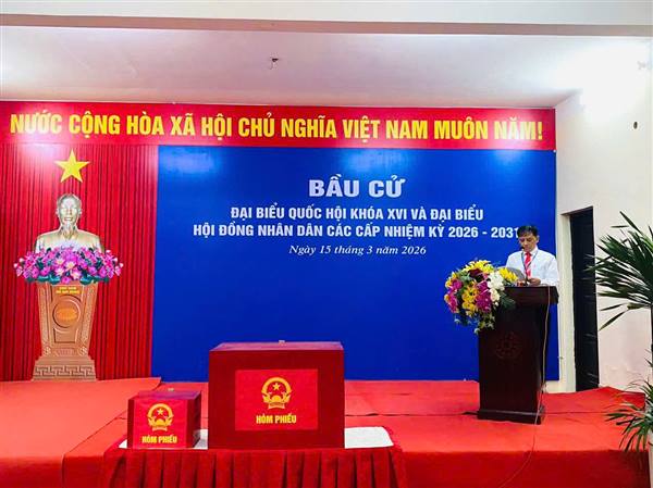 ĐỒNG CHÍ BÍ THƯ ĐẢNG UỶ, CHỦ TỊCH HĐND XÃ AN LÃO DỰ KHAI MẠC BẦU CỬ TẠI TỔ BẦU CỬ SỐ 11