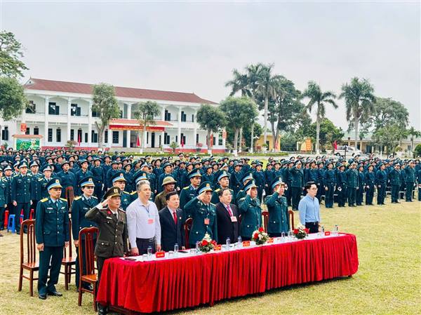 ĐỒNG CHÍ ĐINH THÀNH ĐỒNG BỎ LÁ PHIẾU ĐẦU TIÊN TẠI KHU VỰC BỎ PHIẾU SỐ 29- TIỂU ĐOÀN 11 