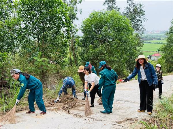 XÃ AN LÃO RA QUÂN DỌN CỎ, THỰC BÌ TRÊN NÚI VOI THÔN TIÊN HỘI – CHỦ ĐỘNG PHÒNG, CHỐNG CHÁY RỪNG