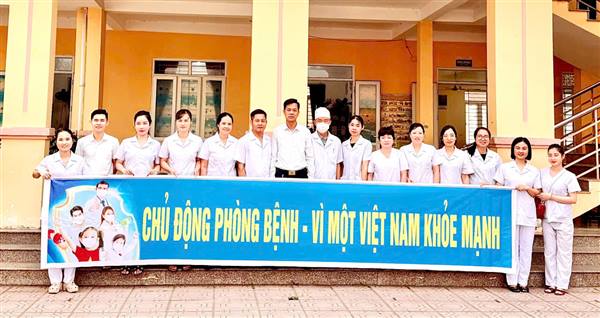 TRẠM Y TẾ XÃ AN LÃO KHÁM SỨC KHỎE CHO 640 HỌC SINH TRƯỜNG TIỂU HỌC TÂN DÂN 