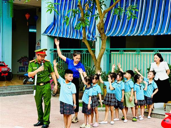 105 BÉ KHỐI LỚP 5 TUỔI TRƯỜNG MẦM NON TRƯỜNG SƠN ĐƯỢC TUYÊN TRUYỀN KIẾN THỨC LUẬT GIAO THÔNG