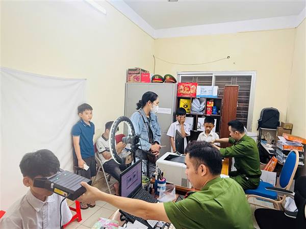 Công an xã An Lão tăng cường cấp CCCD cho trẻ em  từ 6-14 tuổi trên địa bàn xã