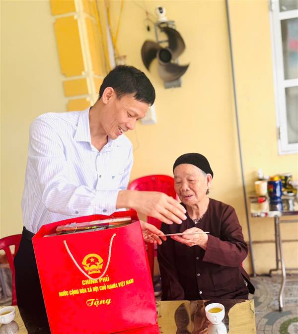 LÃNH ĐẠO XÃ AN LÃO THĂM VÀ TẶNG QUÀ MẸ VIỆT NAM ANH HÙNG NGUYỄN THỊ NUÔI