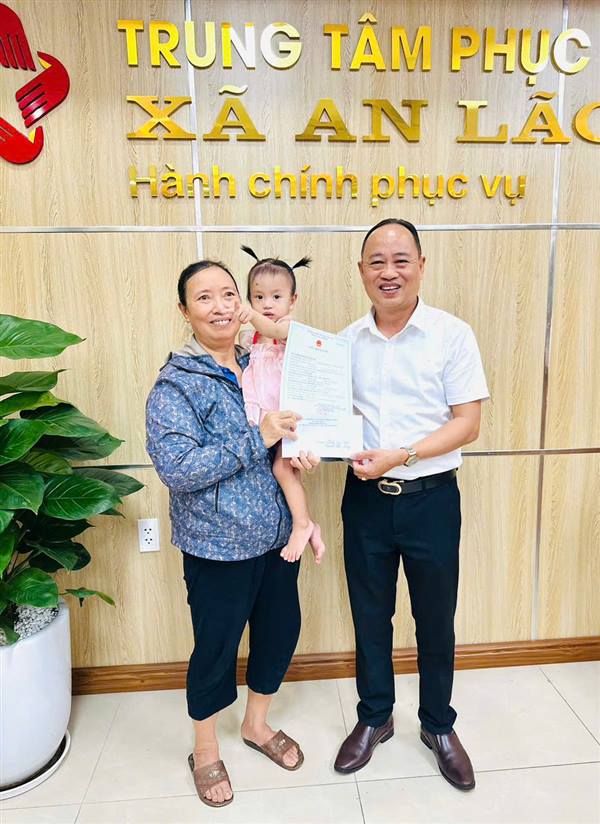 XÃ AN LÃO HỖ TRỢ ĐĂNG KÝ KHAI SINH CHO TRẺ CÓ HOÀN CẢNH ĐẶC BIỆT.