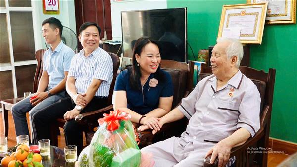ĐẢNG VIÊN LÊ DUY TỨ NHẬN HUY HIỆU 80 NĂM TUỔI ĐẢNG