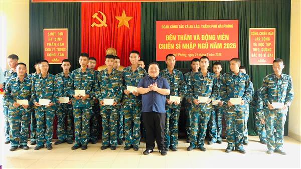 XÃ AN LÃO THĂM, TẶNG QUÀ ĐƠN VỊ QUÂN ĐỘI VÀ 29 CHIẾN SĨ LÀ CON EM ĐỊA PHƯƠNG TẠI SƯ ĐOÀN 363