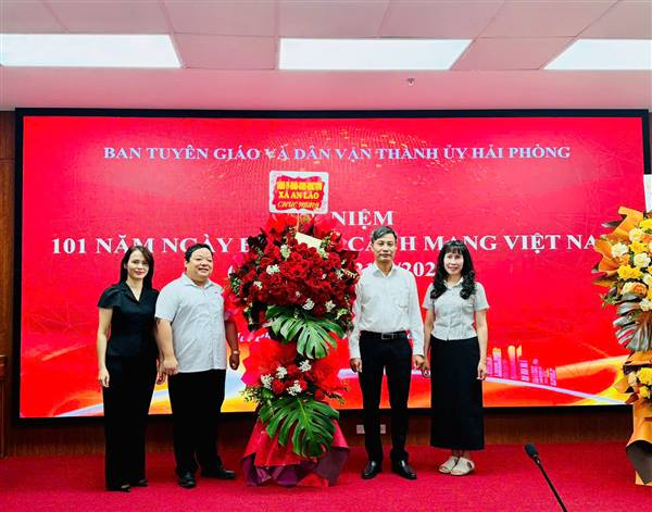 LÃNH ĐẠO XÃ AN LÃO THĂM, CHÚC MỪNG CÁC CƠ QUAN BÁO CHÍ NHÂN NGÀY BÁO CHÍ CÁCH MẠNG VIỆT NAM