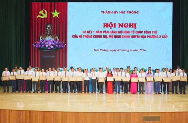XÃ AN LÃO CÓ 01 TẬP THỂ, 01 CÁ NHÂN ĐƯỢC KHEN THƯỞNG TẠI HỘI NGHỊ SƠ KẾT 1 NĂM VẬN HÀNH MÔ HÌNH CHÍNH QUYỀN ĐỊA PHƯƠNG 2 CẤP