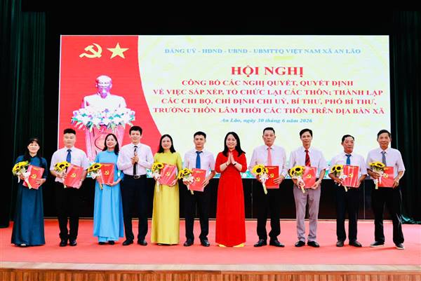 XÃ AN LÃO CÔNG BỐ CÁC QUYẾT ĐỊNH VỀ SẮP XẾP, TỔ CHỨC LẠI CÁC THÔN.