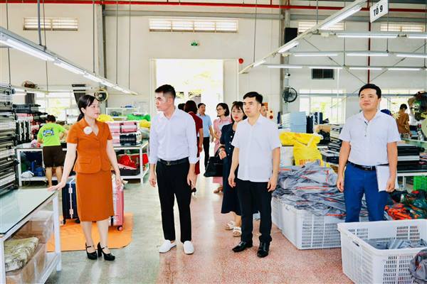 ĐOÀN KHẢO SÁT HĐND XÃ AN LÃO KHẢO SÁT VIỆC THỰC HIỆN CHÍNH SÁCH, PHÁP LUẬT VỀ LAO ĐỘNG TẠI CÔNG TY TNHH THƯƠNG MẠI SẢN XUẤT THỦ ĐÔ VÀNG