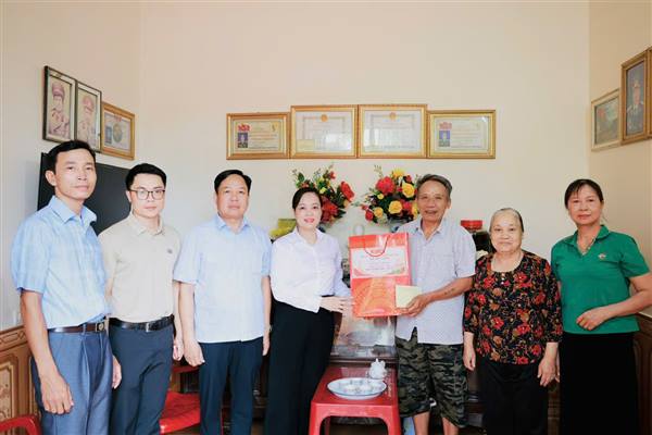 Đồng chí Bùi Thị Hưng, Phó Chủ tịch HĐND xã thăm, tặng quà gia đình chính sách tiêu biểu nhân dịp 27/7.

