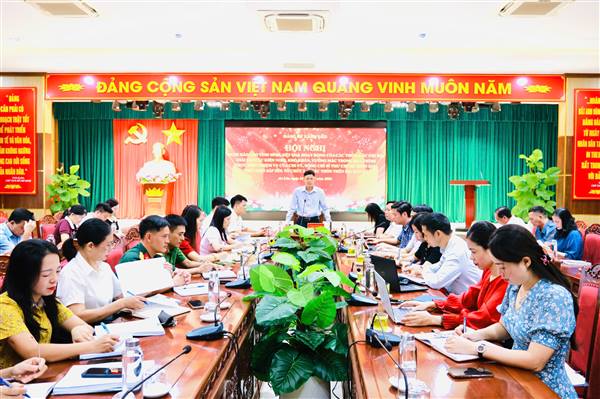 ĐỒNG CHÍ NGUYỄN VĂN QUANG, PHÓ BÍ THƯ THƯỜNG TRỰC ĐẢNG ỦY XÃ CHỦ TRÌ HỘI NGHỊ LÀM VIỆC VỚI BÍ THƯ CÁC CHI BỘ THÔN