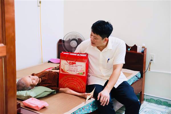ĐỒNG CHÍ LÊ VĂN HUY PHÓ CHỦ TỊCH UBND XÃ THĂM, TẶNG QUÀ CÁC GIA ĐÌNH CHÍNH SÁCH NHÂN DỊP 27/7