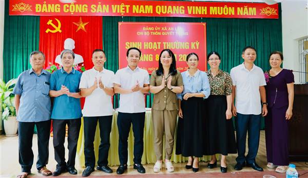 ĐỒNG CHÍ NGÔ THỊ THANH THỦY, BÍ THƯ ĐẢNG ỦY, CHỦ TỊCH HĐND XÃ AN LÃO DỰ SINH HOẠT CHI BỘ THƯỜNG KỲ THÁNG 8 TẠI THÔN QUYẾT THẮNG