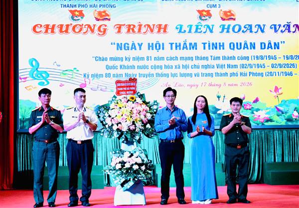 SÔI NỔI “NGÀY HỘI THẮM TÌNH QUÂN DÂN”
