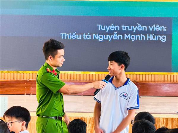 TRƯỜNG THPT TRẦN TẤT VĂN TUYÊN TRUYỀN AN TOÀN GIAO THÔNG, PHÒNG, CHỐNG MA TÚY VÀ BẠO LỰC HỌC ĐƯỜNG.