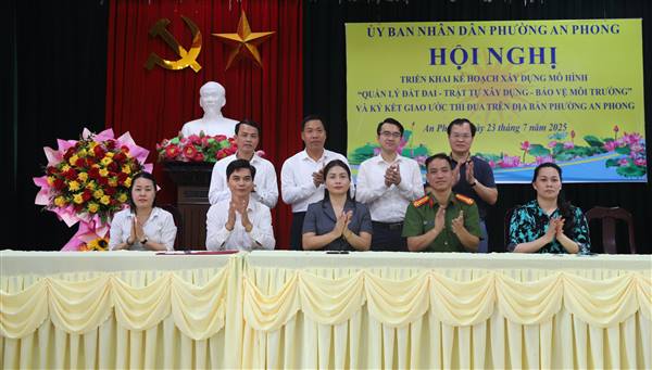 Phường An Phong tổ chức Hội nghị triển khai Kế hoạch xây dựng mô hình “Quản lý đất đai - Trật tự xây dựng - Bảo vệ môi trường” và ký kết giao ước thi đua thực hiện mô hình trên địa bàn phường.