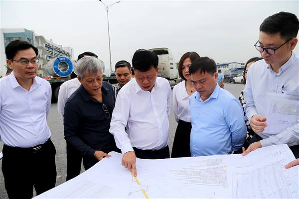 Phó Chủ tịch UBND thành phố Lê Trung Kiên kiểm tra thực địa và giải quyết kiến nghị của UBND phường An Phong về công tác giải phóng mặt bằng thực hiện Dự án khu công nghiệp An Dương