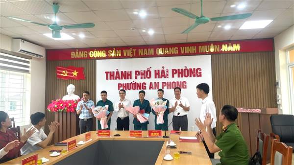 Hội nghị công bố Quyết định của Ủy ban nhân dân thành phố về bổ nhiệm chức vụ Chỉ huy trưởng, Phó Chỉ huy trưởng, Trợ lý Ban Chỉ huy quân sự phường

