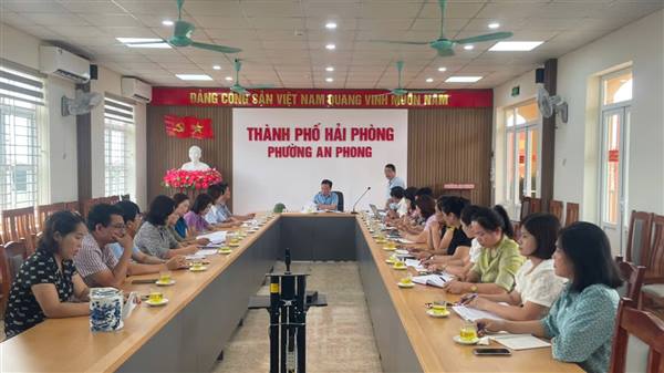 ỦY BAN NHÂN DÂN PHƯỜNG LÀM VIỆC VỚI BAN GIÁM HIỆU CÁC TRƯỜNG MẦM NON, TIỂU HỌC VÀ THCS THUỘC PHƯỜNG