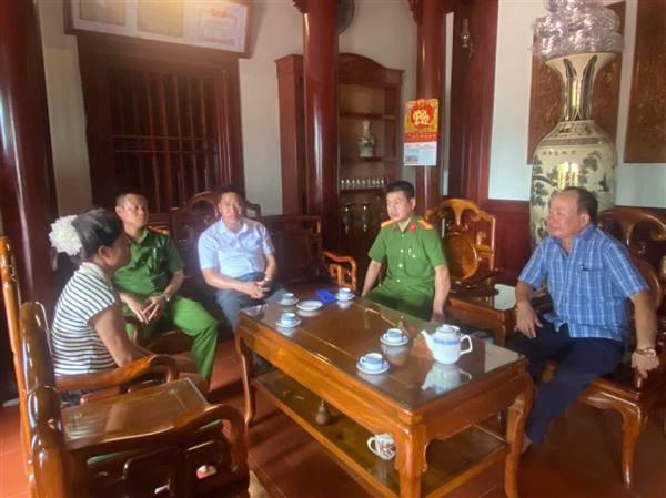 UBND phường An Phong kỷ niệm 80 năm Ngày truyền thống CAND bằng hoạt động thăm, tặng quà, dâng hương tri ân các Anh hùng Liệt sỹ.