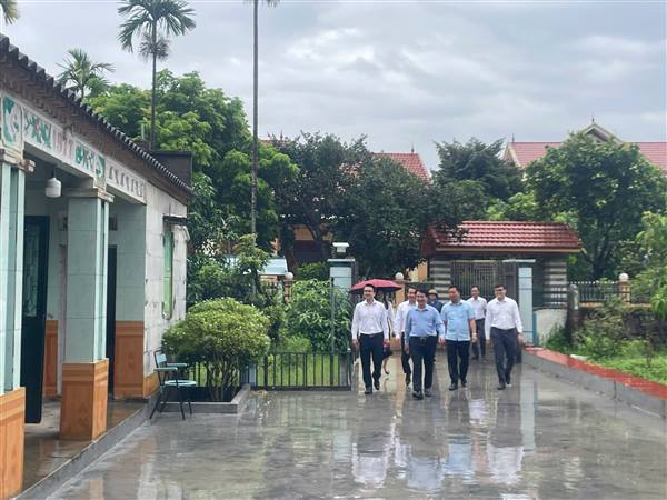 Đồng chí Nguyễn Đức Tuấn  - Ủy viên BTV Thành ủy, Phó Chủ tịch TT Ủy ban MTTQ Việt Nam thành phố thăm và  tặng quà Mẹ Việt Nam Anh hùng tại phường An Phong