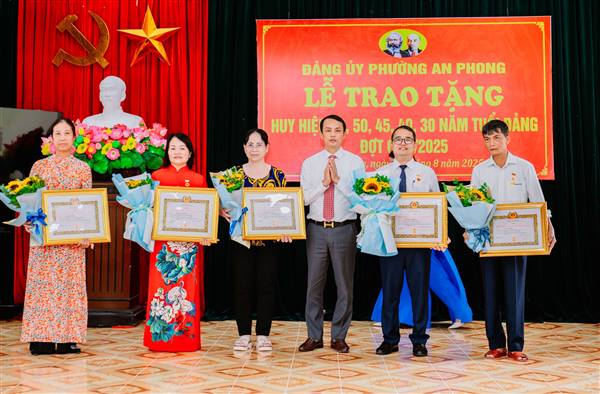 Đảng ủy phường An Phong đã long trọng tổ chức Lễ trao tặng Huy hiệu Đảng cho các đảng viên cao tuổi Đảng.