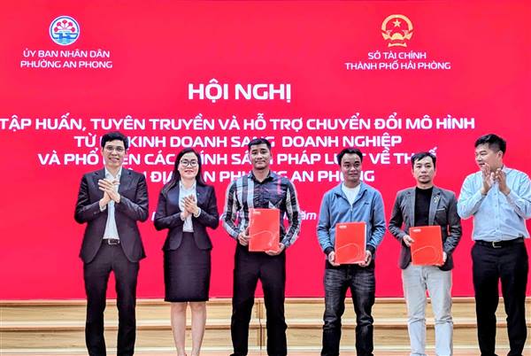 🤝👏Phường An Phong tổ chức Hội nghị hướng dẫn chuyển đổi hộ kinh doanh sang mô hình doanh nghiệp✍️👏