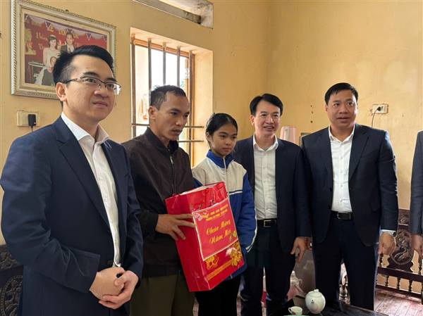 Nhân dịp Tết Nguyên đán Bính Ngọ năm 2026, đồng chí Nguyễn Đức Tuấn, Ủy viên Ban Thường vụ Thành ủy, Phó Chủ tịch Thường trực Ủy ban MTTQ Việt Nam thành phố đi thăm, tặng quà một số gia đình hộ nghèo, gia đình chính sách trên địa bàn phường An Phong
