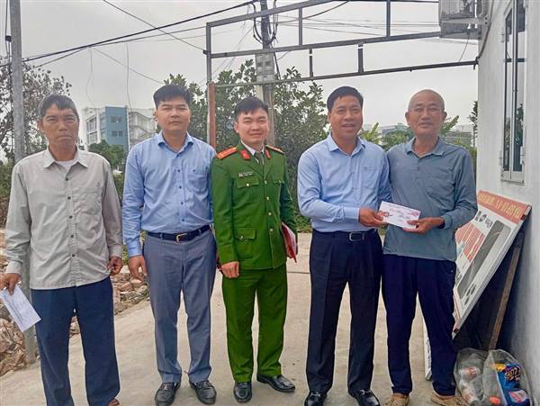 Phường An Phong thăm, tặng quà các hộ dân gương mẫu trong công tác GPMB nhân dịp tết Bính Ngọ 2026