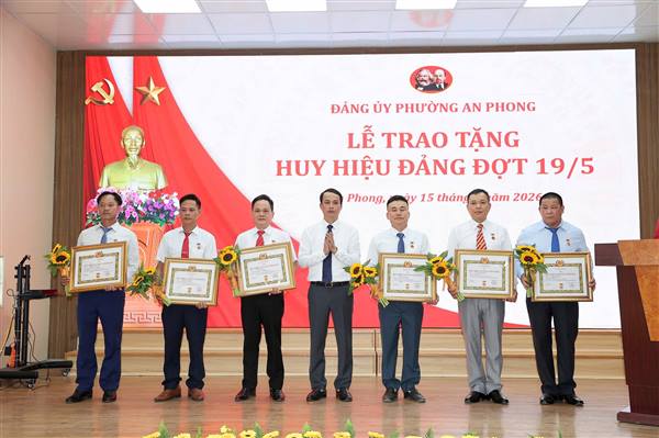 💐Phường An Phong trao tặng Huy hiệu Đảng đợt 19/5 cho 19 đảng viên💐

